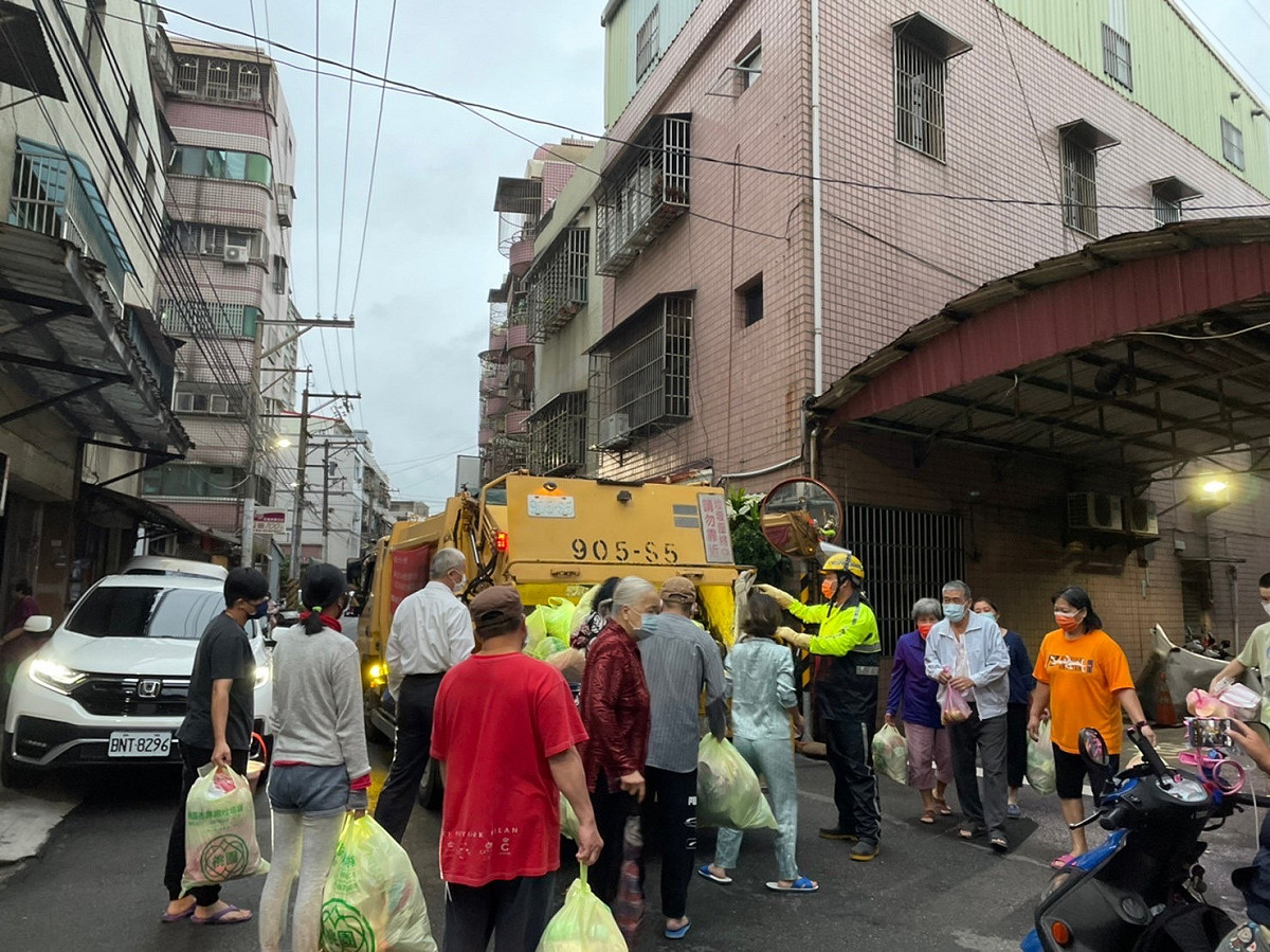 桃園市龜山區龍華、迴龍里與八德區大仁、大明里即日起須使用桃園市專用垃圾袋丟垃圾，否則一律予以拒收。 圖：桃園市環保局／提供