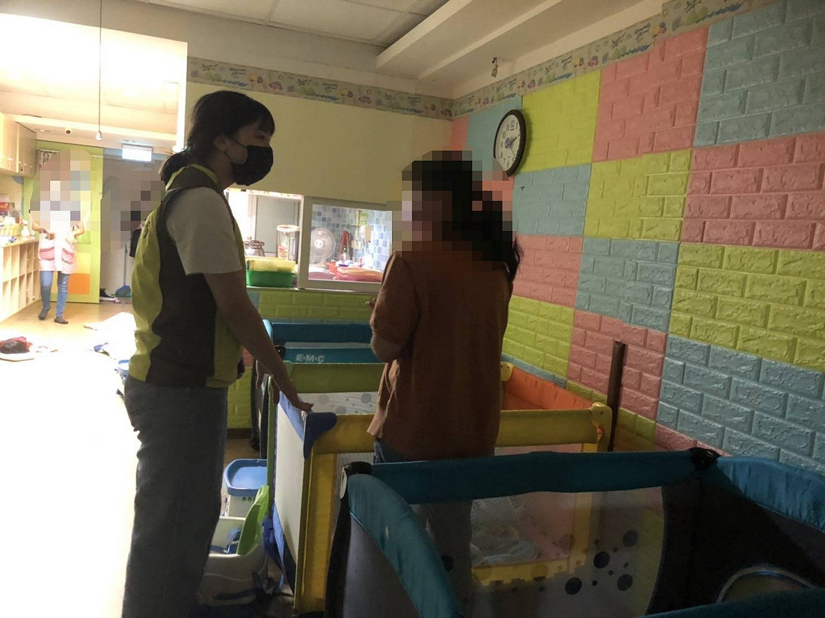 高市社會局社工稽查未立案托嬰中心。 圖：高市社會局提供