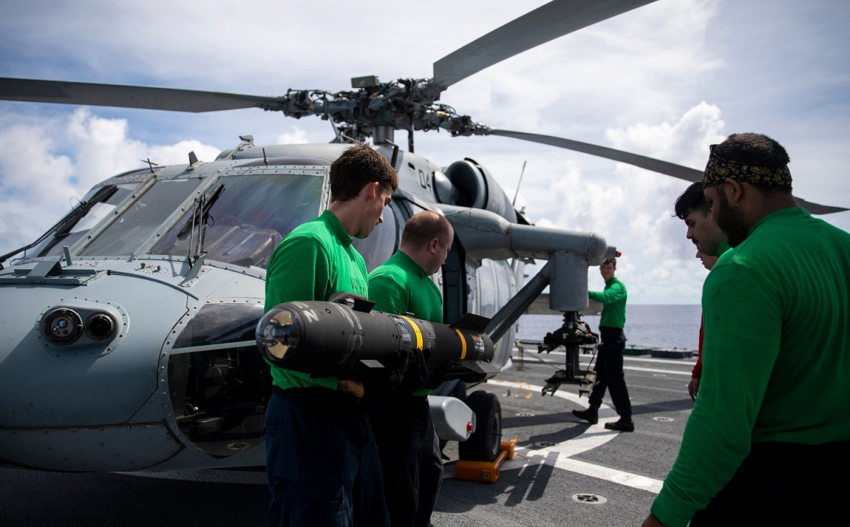 「杜爾沙號(LCS-16)」為「MH-60S騎士鷹」直升機整補掛彈。 圖：翻攝U.S. Pacific Fleet臉書