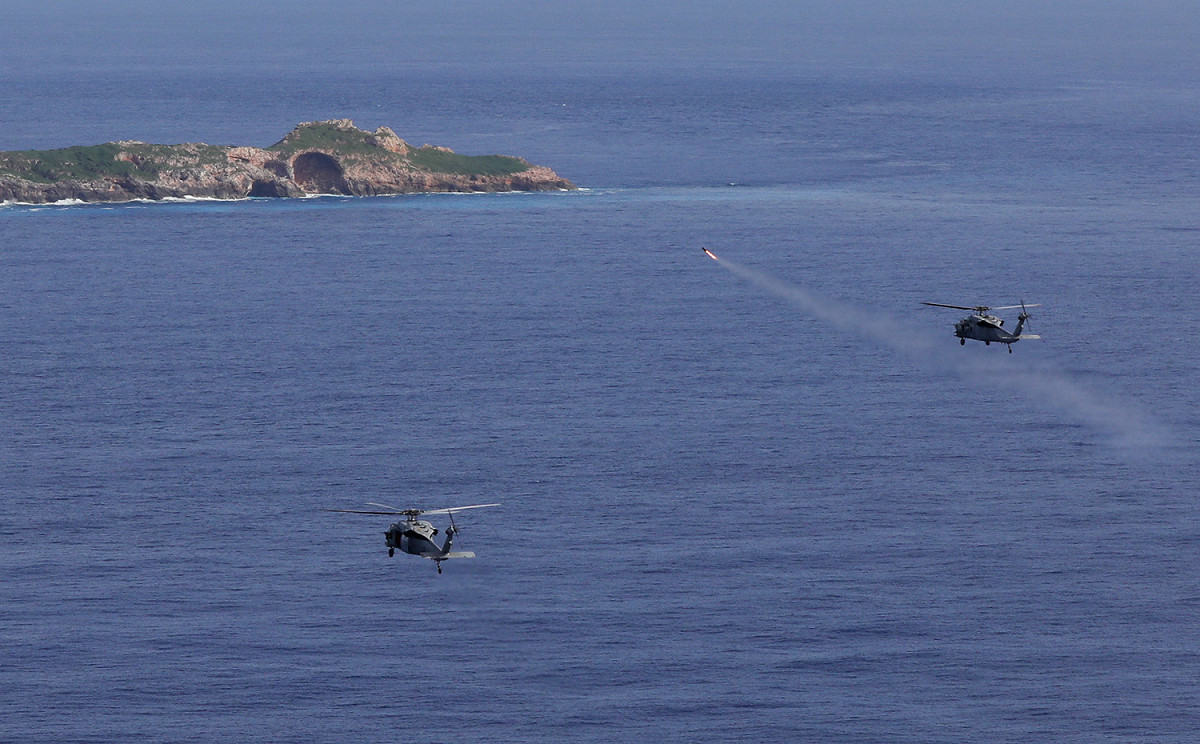 「MH-60S騎士鷹」直升機向島嶼目標區發射「AGM-114地獄火」飛彈。 圖：翻攝U.S. Pacific Fleet臉書