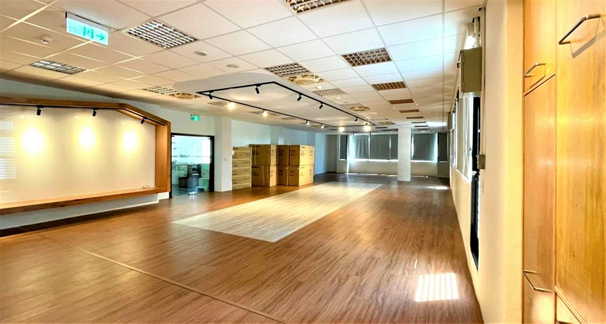 三重商工透過美學概念將天花板局部改造並鋪設木紋地磚，設計多元用途使用的環境。 圖：新北市教育局提供