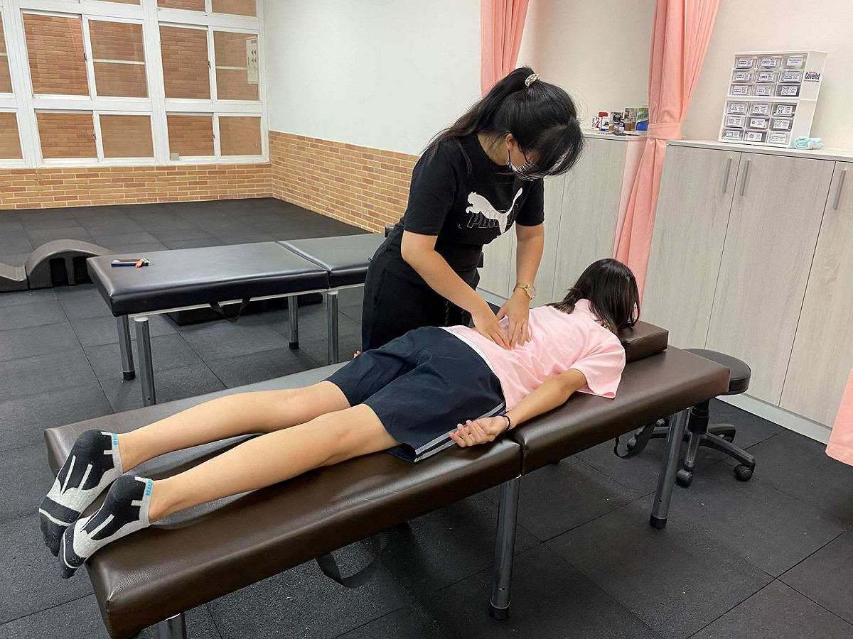 林口高中體育班及校隊生在運動訓練後可以放鬆舒緩肌肉與筋膜空間。 圖：新北市教育局提供