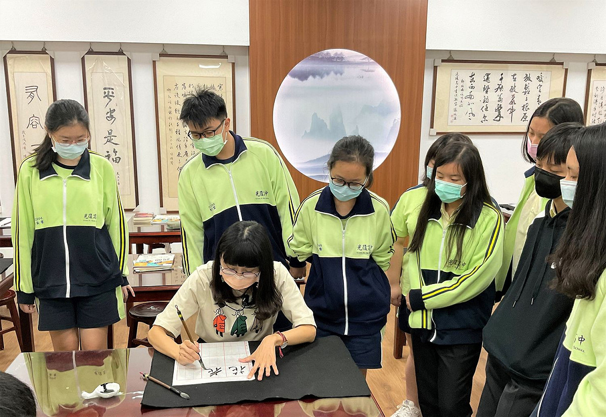 光復高中透過鋪設仿原木地板及設計後牆山水造型及窗花拉門，營造出沉浸式情境的教學場域。 圖：新北市教育局提供