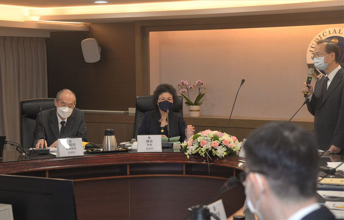 監察院司法及獄政委員會於110年11月2日上午巡察司法院，監察院長陳菊(中)、林國明召集人(左)及與會巡察委員聽取司法院長許宗力(右)致歡迎詞 圖/取自監察院官網