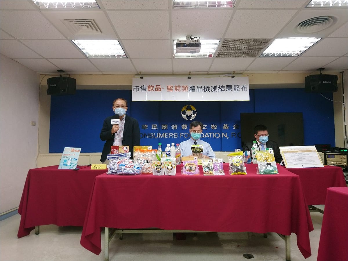 消基會表示，抽檢10件市售無糖、低熱量飲料，全數含有1至3種甜味劑。 圖：消基會／提供