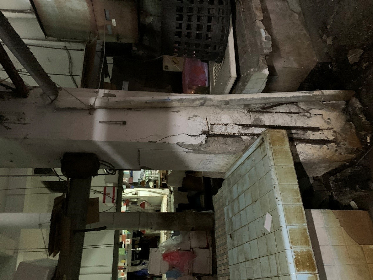 中都戲院柱子爆裂，鋼筋鏽蝕嚴重。 圖：高市工務局提供