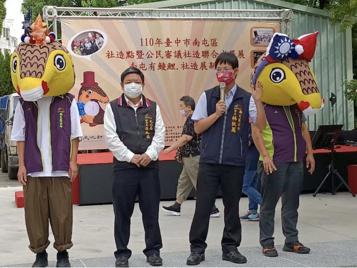 台中市南屯區吉祥物只戴頭套就亮相，被議員批評是敷衍了事。 台中市議員江肇國/提供