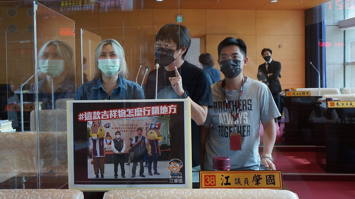 台中市議員江肇國等人批評台中市南屯區吉祥物只戴頭套就亮相，敷衍了事。 台中市議員江肇國/提供