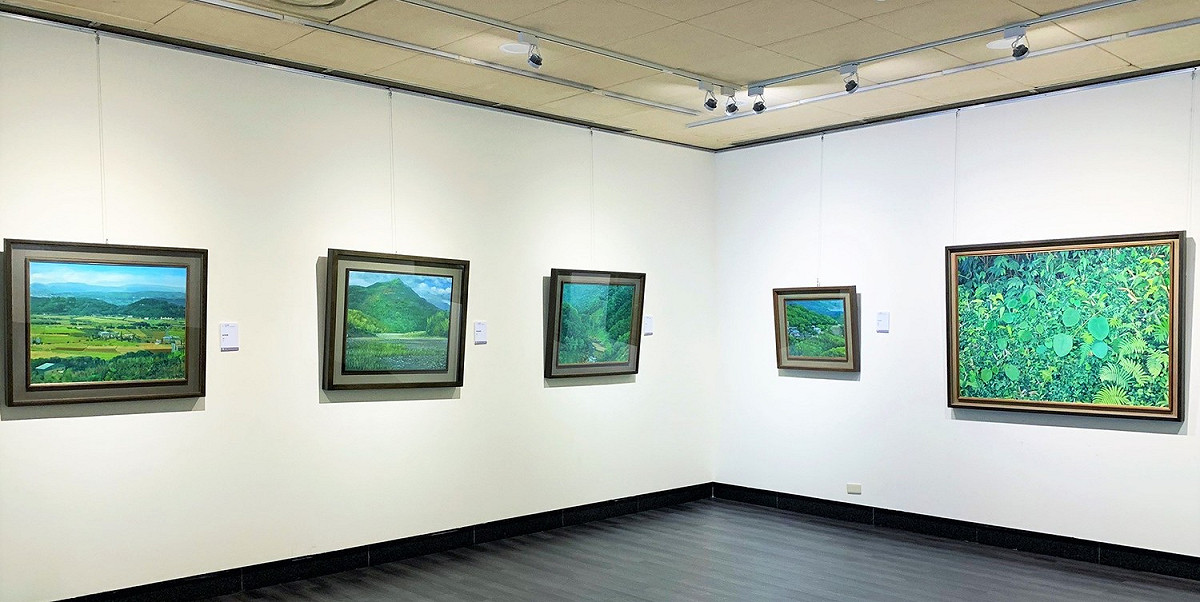 譚國智數幅層巒疊嶂、綠意盎然的作品環繞展場，十分引人入勝。 圖：新北市文化局提供