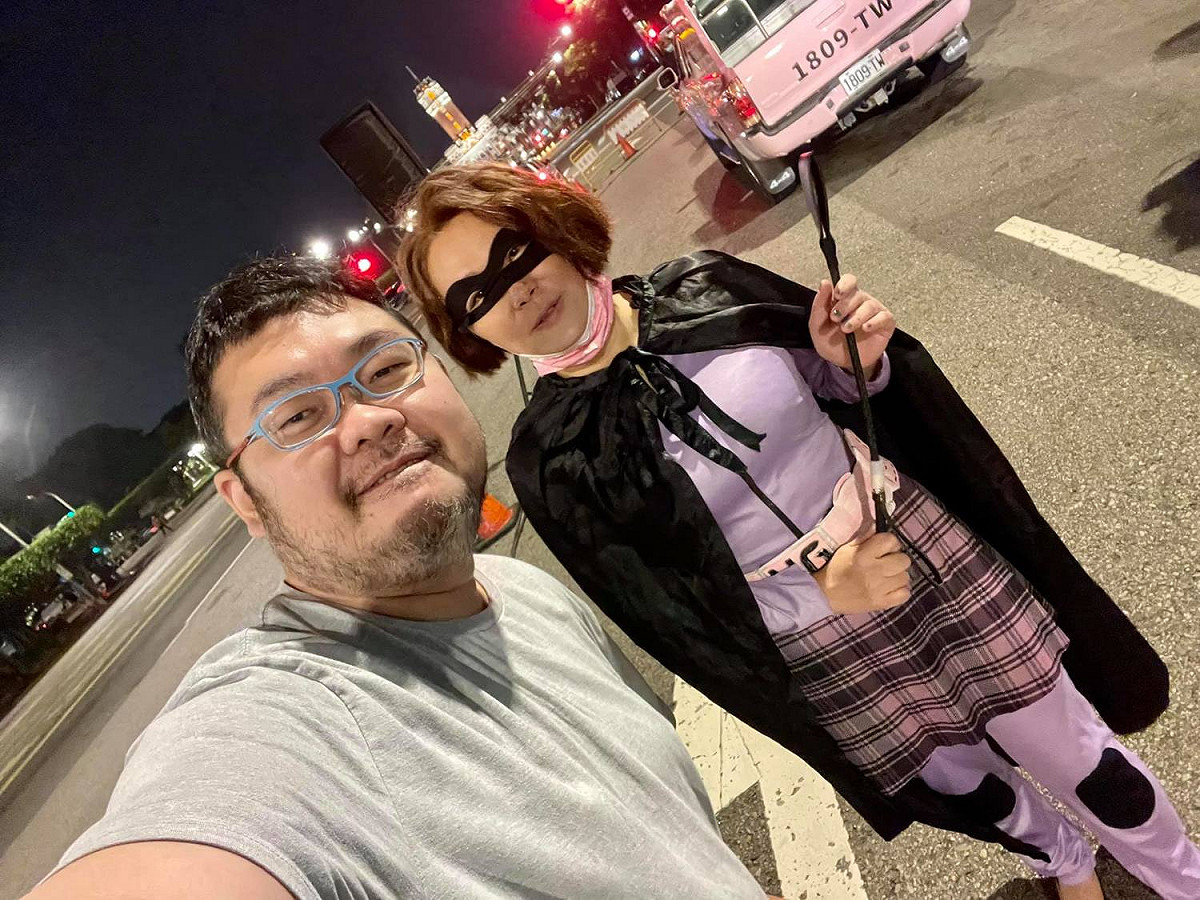 金門縣立委陳玉珍變裝出席凱道夜宿。 圖:劉宇臉書
