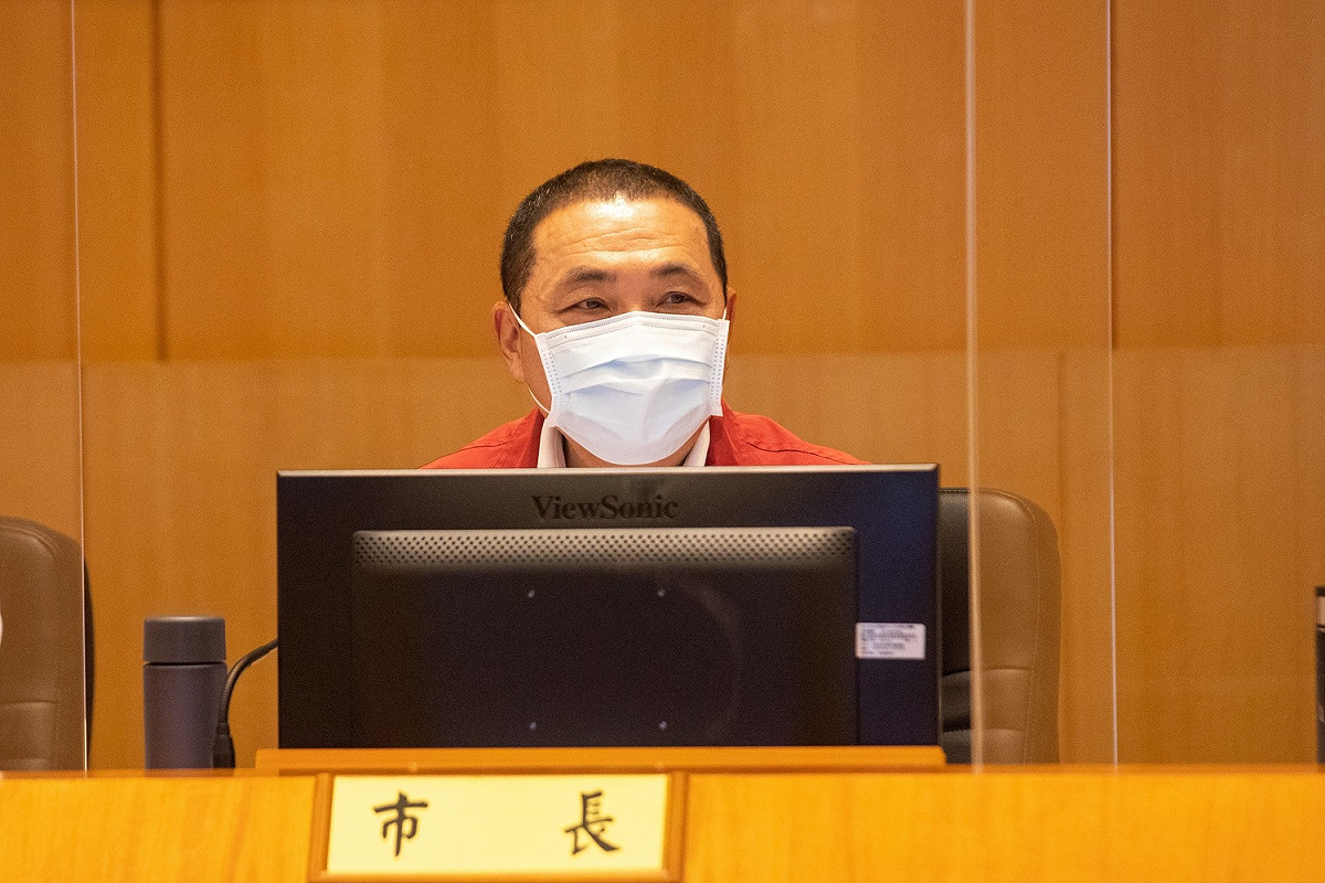 侯友宜表示，待中央公布八大行業鬆綁的明確指引後，新北市會檢視相關行業，只要安全無虞、謹慎守住疫情，就會朝開放的方向來做。 圖：新北市政府/提供