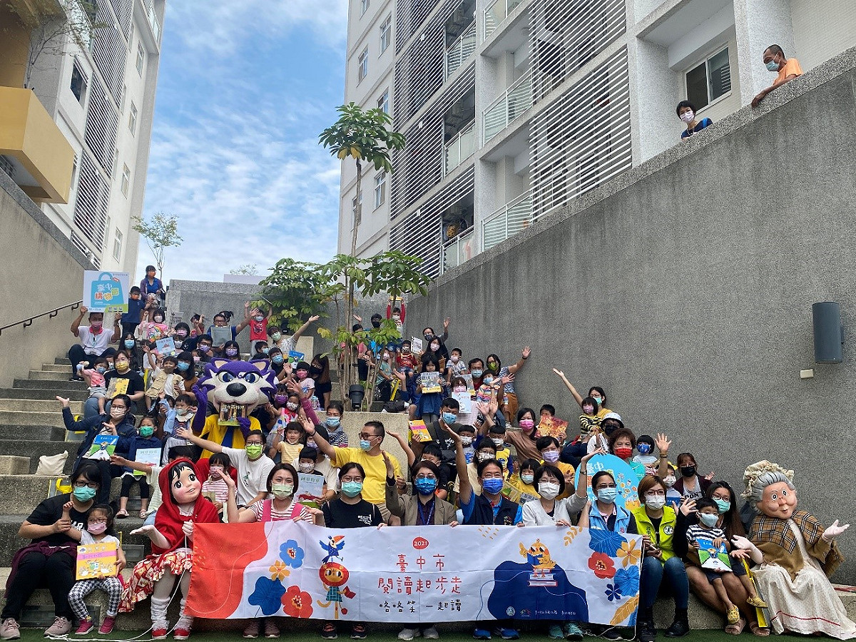 台中市文化局推廣「閱讀起步走」系列活動，今年首度將閱讀帶進社宅。 台中市政府文化局/提供