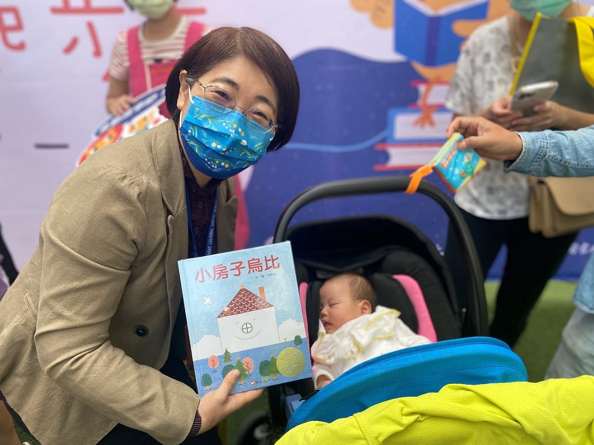 文化局長陳佳君贈送閱讀禮袋給嬰幼兒，讓閱讀從小開始。 台中市政府文化局/提供