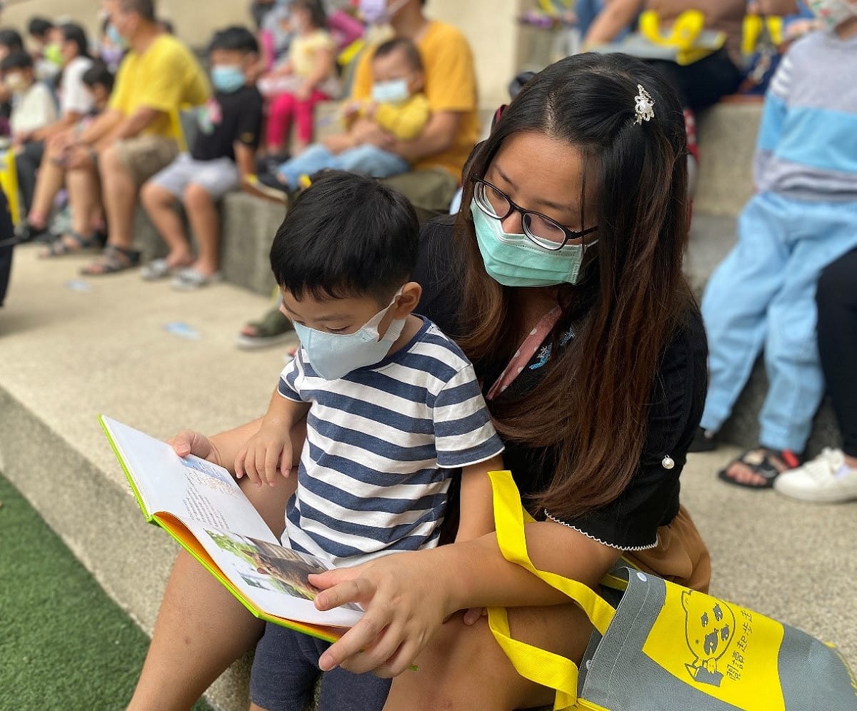 小朋友拿到閱讀禮袋馬上拿出繪本跟媽媽一起共讀。 台中市政府文化局/提供