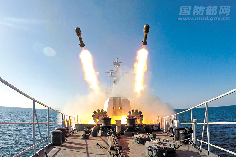 解放軍北部戰區海軍驅逐艦實戰化訓練，射擊「反潛火箭深彈」。 圖：翻攝中國「國防部網」