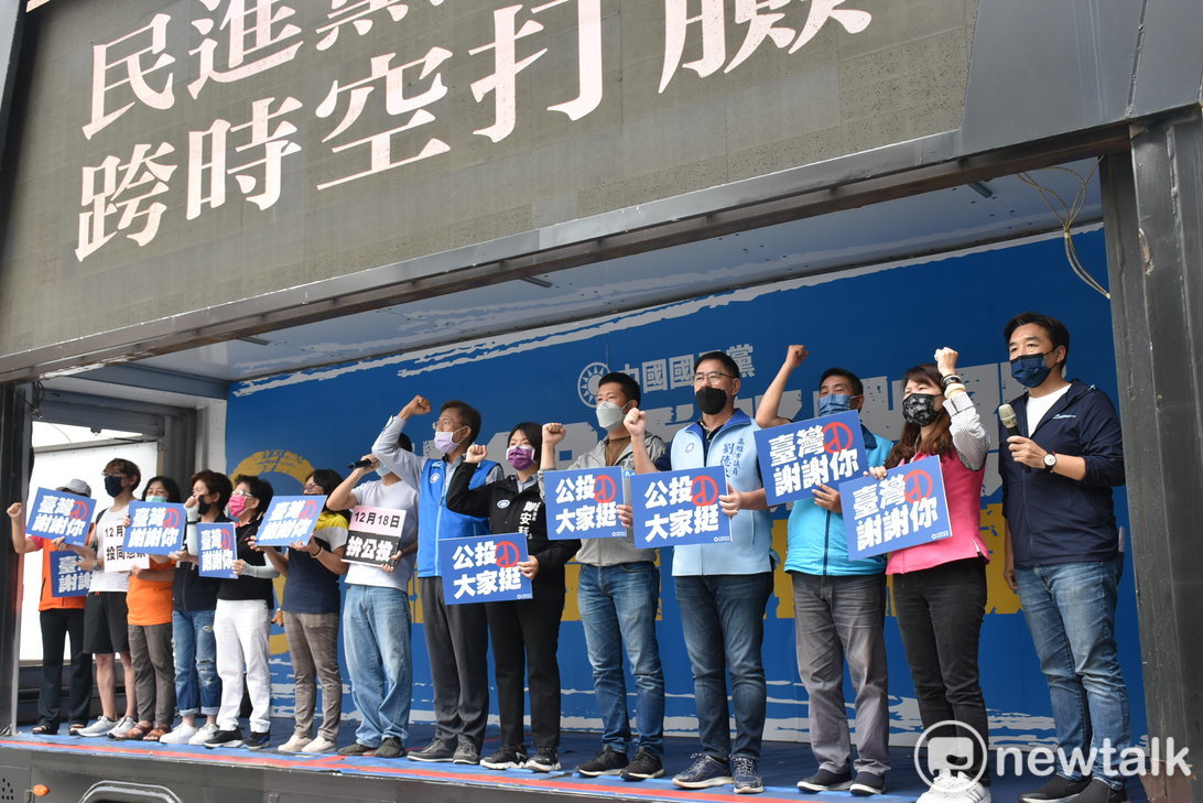 鳳山站宣講形成台上熱台下冷的強烈對比。 圖：孫家銘攝