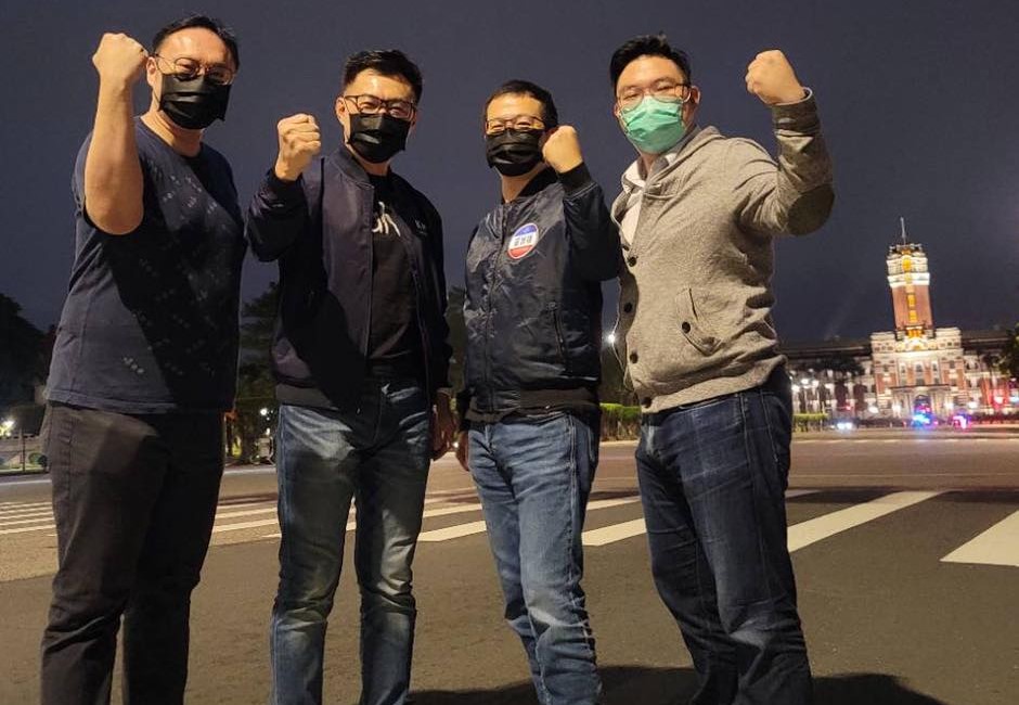 國民黨延續立委陳柏惟罷免成功的氣勢，發動夜宿凱道49日活動、1218場街講戰車起跑，持續維持四大公投話題的熱度。 image source：翻攝自網路