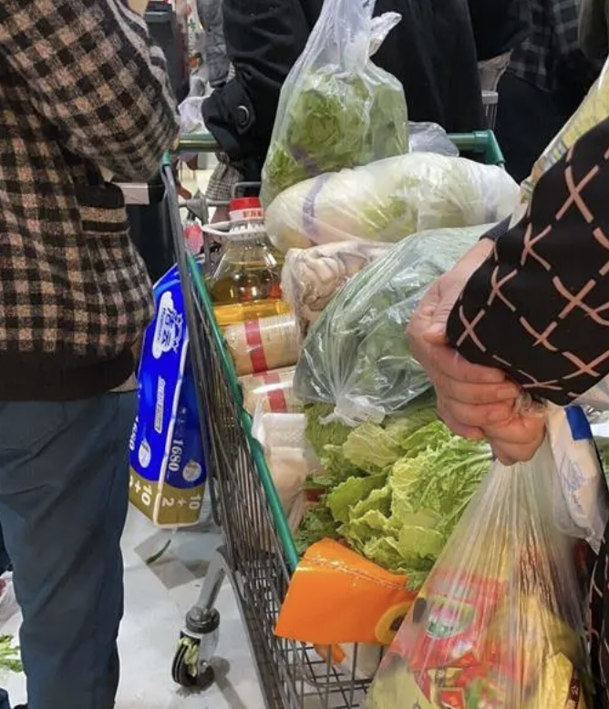 中國江蘇省常州市民眾在超市瘋搶物資 圖：翻攝自微博