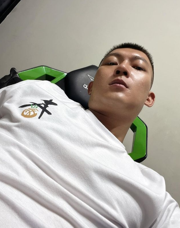 網紅鳳梨表示若自己小孩在保母家死亡，有情緒是人之常情。 圖：翻攝自鳳梨IG