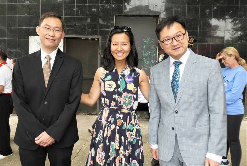 台裔的吳弭 (Michelle Wu)  (中) 當選波士頓市長，是波士頓200年來首位女性、亞裔市長。 圖 : 僑委會 / 提供