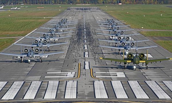 馬里蘭州美軍基地3日演習中有16架A-10C雷霆二式攻擊機展開「大象漫步」。 圖：翻攝美軍《DVIDS》網站