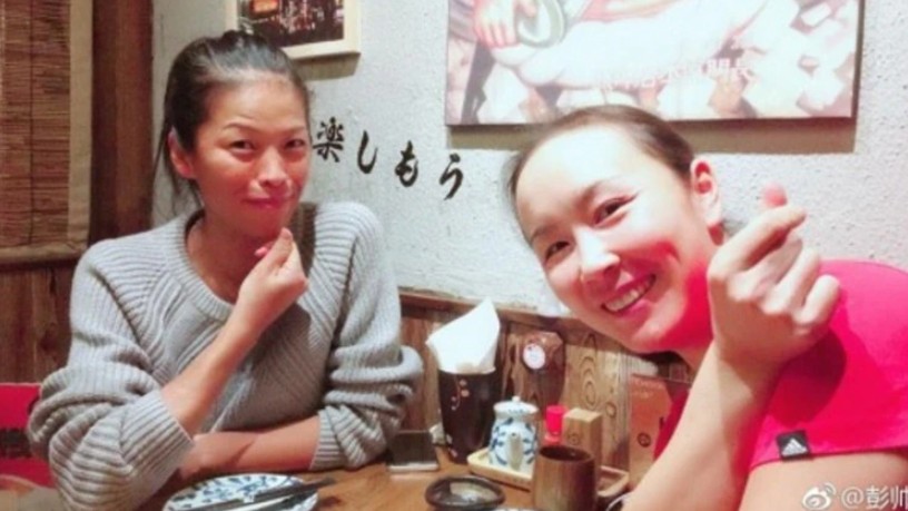 謝淑薇（左）與彭帥（右）在2013年法網和2014年溫網奪下女雙冠軍，但後來因為訓練員的事鬧翻。 圖：翻攝彭帥微博