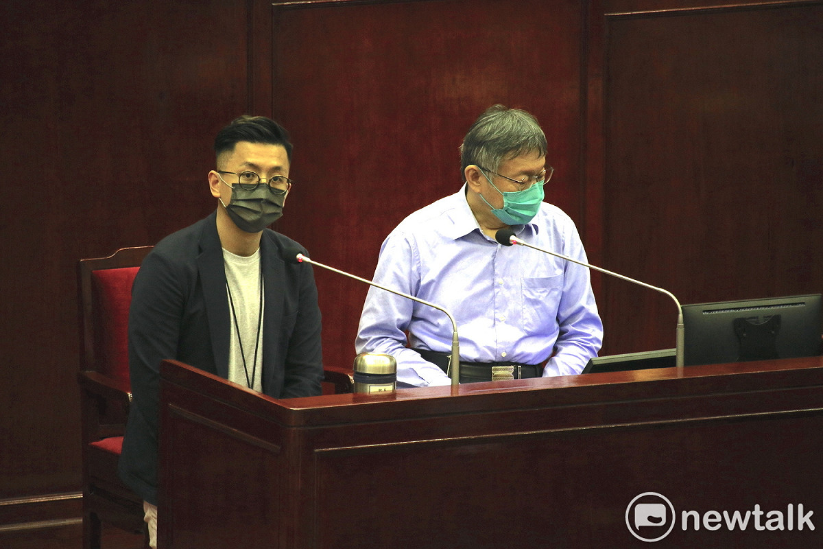 台北市長柯文哲（右）、台北市副發言人魏佑任（左）今於台北市議會備詢。 圖：周煊惠 / 攝