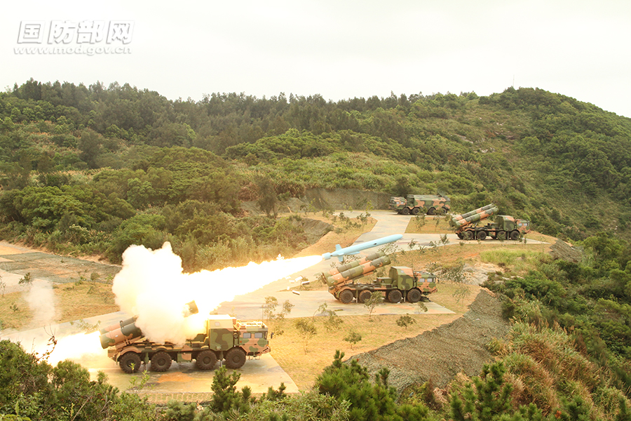 中國第一支新型機動岸導部隊「海岸霹靂第一團」，2 日在東海某海岸，進行岸導突擊群模擬攻防實戰演練，發射數枚導彈。 圖 : 翻攝中國國防部官網