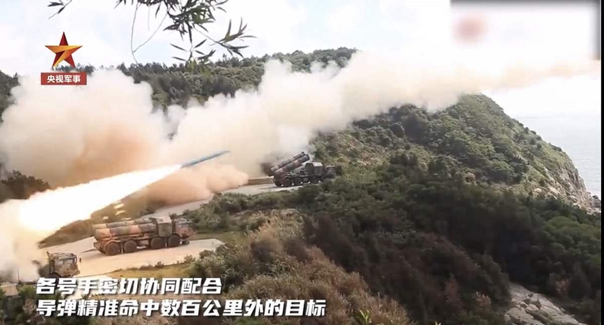 「海岸霹靂第一團」，2 日在東海某海岸，進行岸導突擊群模擬攻防實戰演練，發射數枚導彈。 圖 : 翻攝自央視軍事