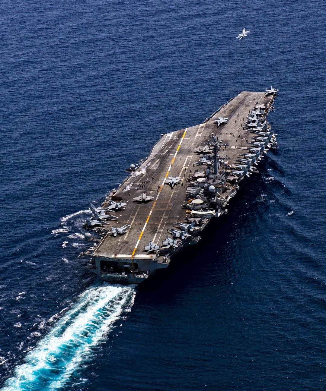 美軍太平洋艦隊司令部11月1日發布航空母艦「卡爾文森號(CVN-70)」在南海正常演訓航行照片。 圖：翻攝U.S. Pacific Fleet臉書（資料照）