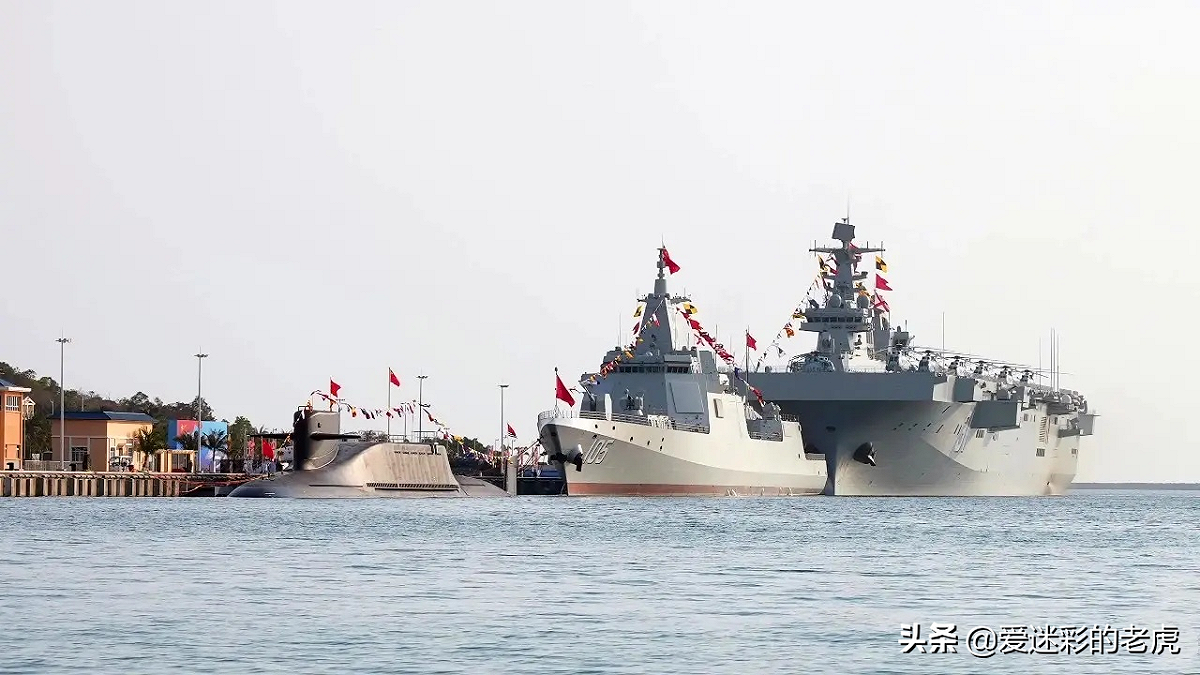 4月23日，解放軍新增3艘主力戰艦。由左而右為094A核潛艇「長征18號」、055飛彈驅逐艦「大連號」、075兩棲攻擊艦「海南號」。
