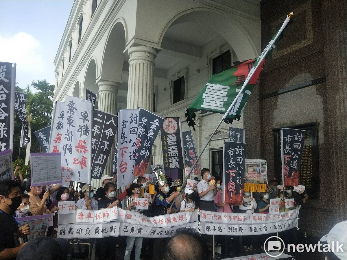數十名韓粉在高雄市議會外高喊「陳其邁下台」。 圖：孫家銘攝