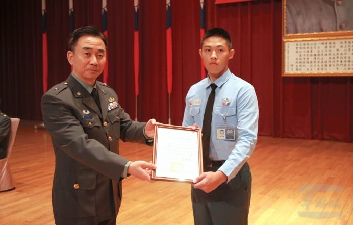 台灣駐美軍事代表團長余劍鋒少將(左)。圖為2019年擔任中正預校校長時頒獎給學生。 圖：翻攝中正預校官網(資料照片)