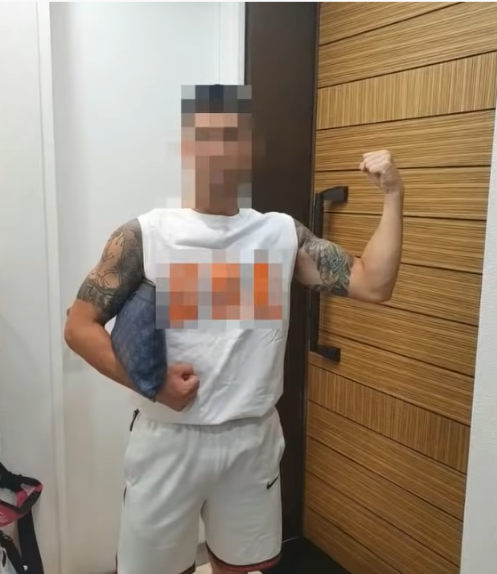 娛樂記者李鎮浩在直播中公開李知勳友人照片。 圖：翻攝自李鎮浩YouTube頻道