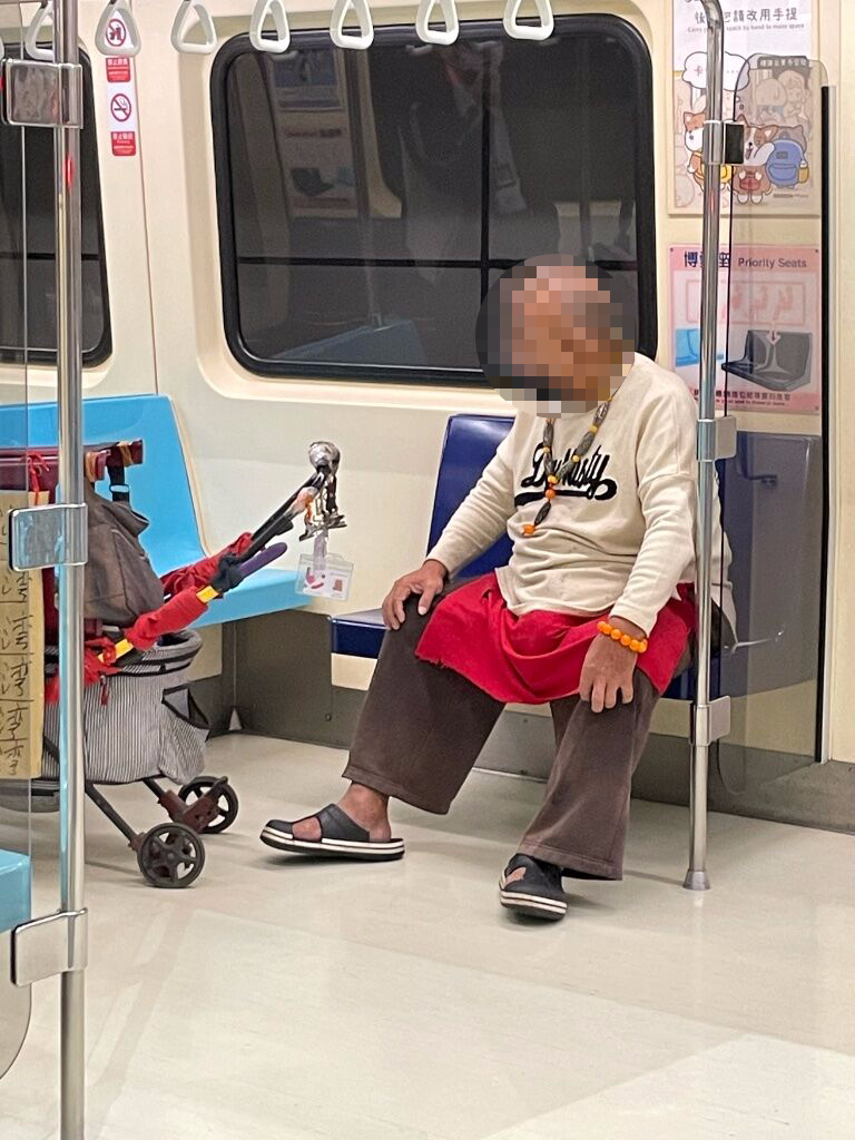 70歲阿伯遭控持剪刀要求讓位博愛座。 圖：截取自社群平台「噗浪」（資料照）