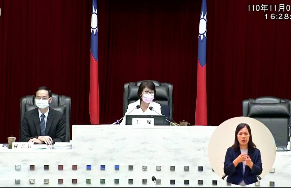 高雄市議長曾麗燕(中)宣布府預算未交付。 圖：翻攝議會直播畫面