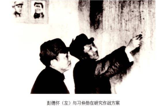 彭德懷（左）與習仲勛在研究作戰方案舊照，被暗喻彭帥與前副總理。 圖:翻攝自網路