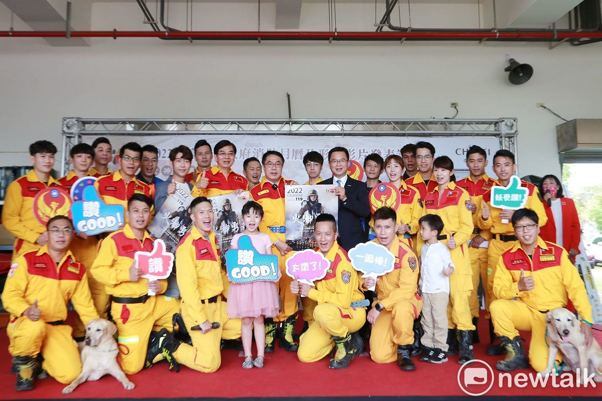 台南2022消防形象月曆「火神勇者」舉辦發表記者會，台南市長黃偉哲表示，過往消防月曆都是拍攝肌肉男或俊男美女，但這次台南市消防月曆希望傳達更多的消防故事。 圖：黃博郎／攝