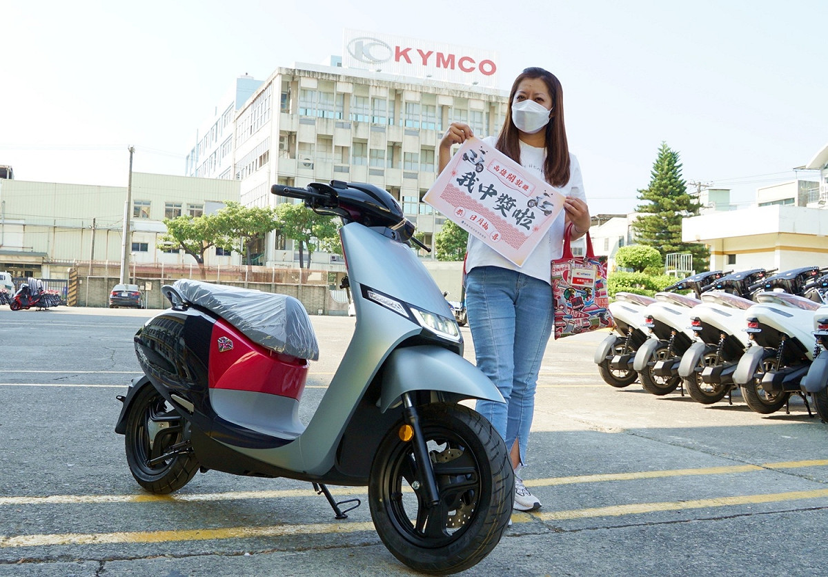 民眾開心抽中電動機車。 圖：高雄市政府提供