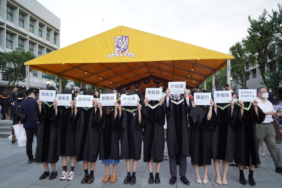 香港中文大學4日畢業典禮後，9畢業生在百萬大道舉紙牌聲援因參與反送中運動遭判刑的同學，引起外界關注。 圖：翻攝自中大學生報臉書