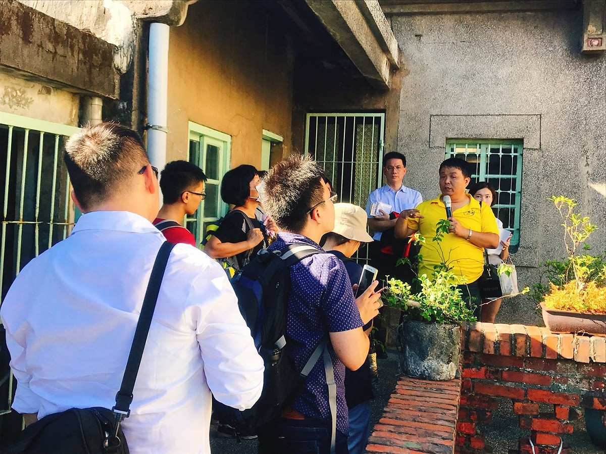 身兼文史工作的林文清里長，已無酬辦理近10場地方導覽課程，如走訪黃金神社、金瓜石、猴硐、義方商行，以至勸濟堂宗教文化等專題無所不包（圖為非疫情期間之導覽課程照）。 圖：新北市民政局提供