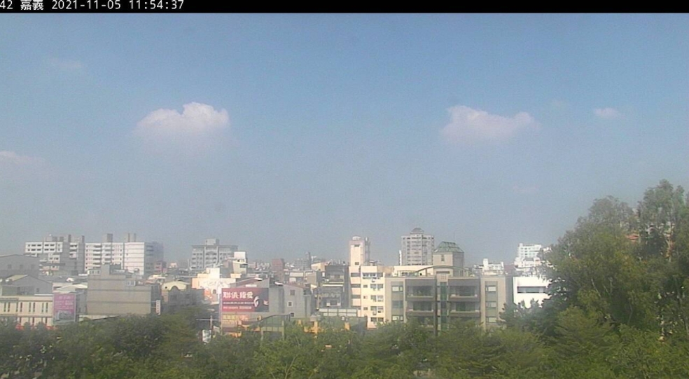 今日西半部為背風側，空氣品質亮橘燈，嘉義及新營測站一度達紅色警示等級（圖為嘉義測站）。 圖：擷取自環保署網站