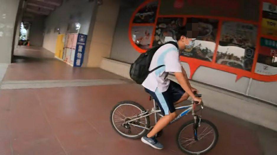 雄中學生騎腳踏車進車站被拍影片po網。 圖：翻攝網路影片