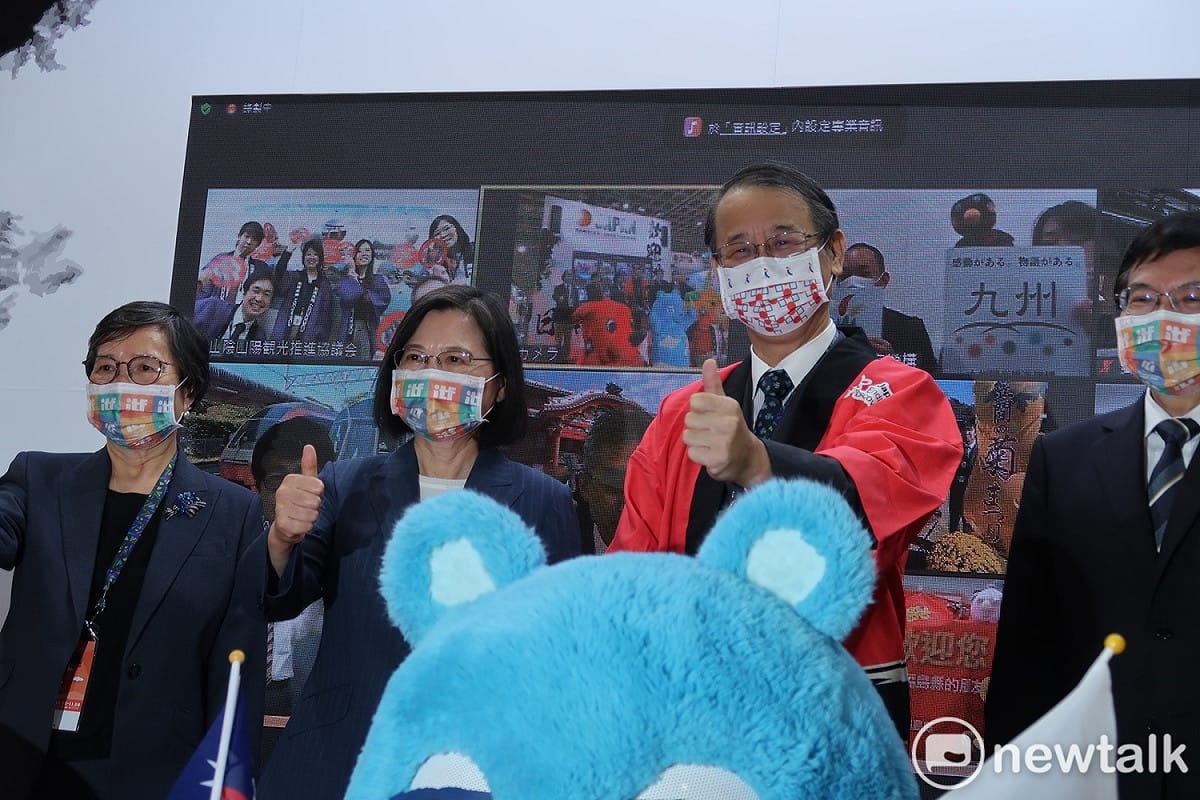 總統蔡英文（左二）與日本台灣交流協會台北事務所代表泉裕泰（左三） 圖：林朝億/攝