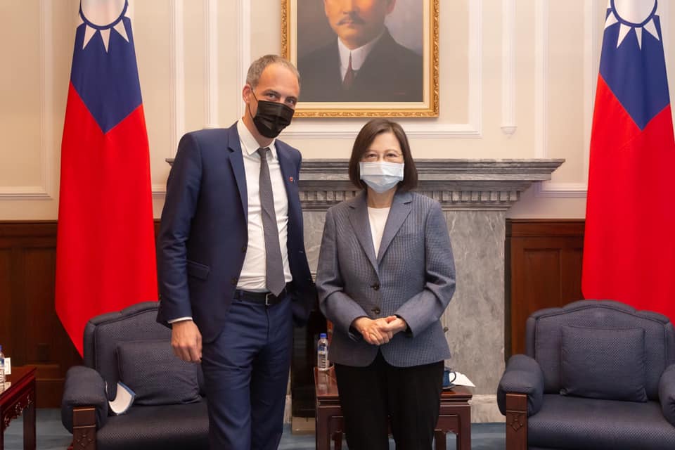 歐洲議會代表團主席格魯克斯曼（Raphaël Glucksmann）（左）日前會見總統蔡英文（右），表達對台灣的支持。 圖：總統府提供