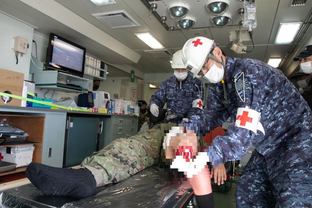 美日聯合偏遠島嶼災難演習，日本海上自衛隊利用「大隅級」兩棲船塢運輸艦「國東號(LST-4003)」醫務室為傷患診療。 圖：翻攝III MEF Marines推特