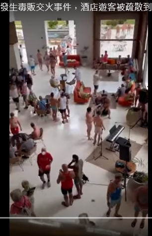 墨西哥加勒比海度假勝地坎昆（Cancun）附近的海灘發生了槍戰，槍擊事件發生時，遊客連忙躲進旅館大廳。 圖 : 推特影片截圖