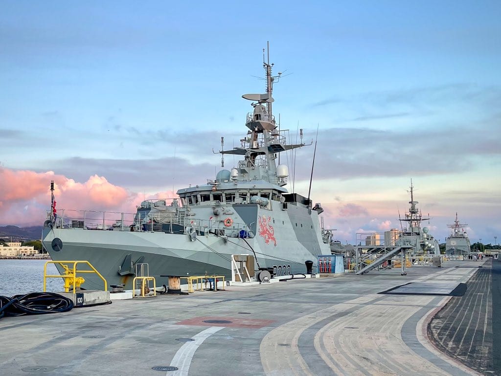 英國皇家海軍印太常態部署的「斯佩河號(HMS Spey P-234)」以及「添馬河號(HMS Tamar P-233)」已抵達太平洋水域的第一個泊靠點--夏威夷珍珠港。 圖：翻攝HMS Tamar推特