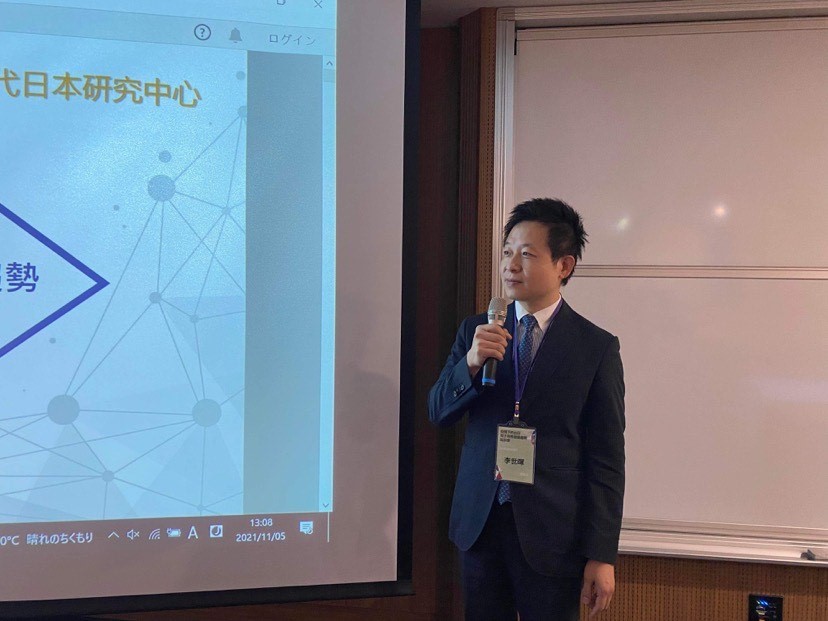 當代日本研究中心執行長李世暉報告調查分析結果。 圖 : 台灣日本研究院 /政治大學社科院當代日本研究中心 /提供