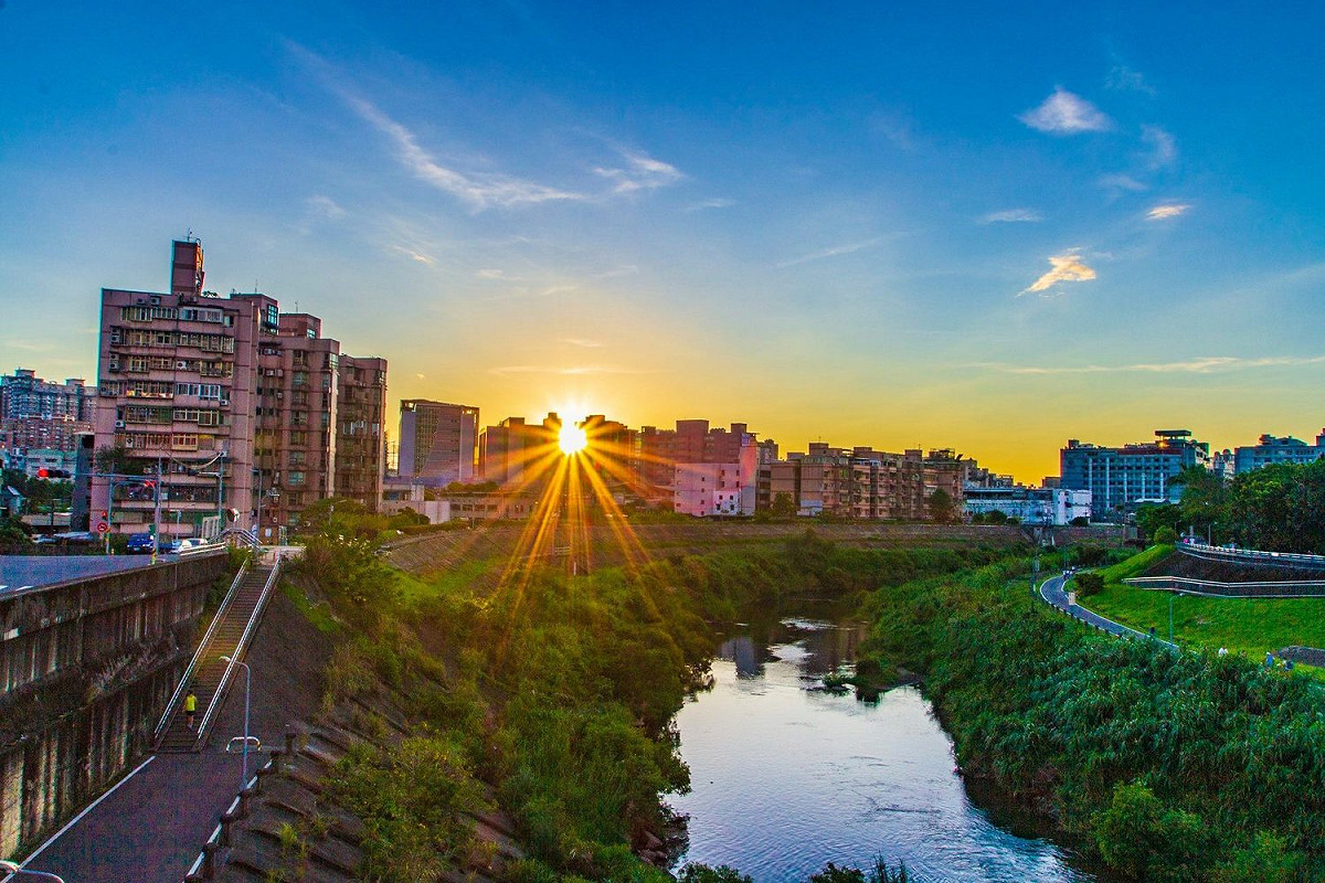 景美河濱公園自行車道伴著夕陽一路飽覽水岸的自然風光。 圖：台北水利處／提供